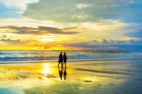 Casal Romântico Caminhando Pela Praia Tropical Pôr Sol Bali Island — Fotografia de Stock