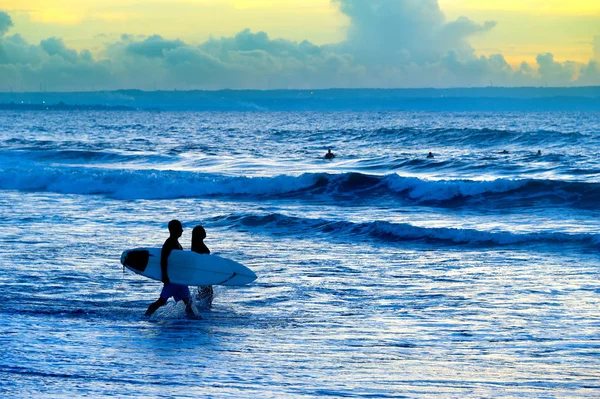 Surfistas Casal Andando Praia Oceano — Fotografia de Stock