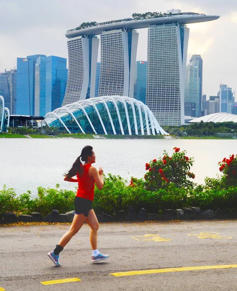 Singapore Februar 2017 Schöne Junge Chinesin Läuft Bei Sonnenuntergang Der — Stockfoto