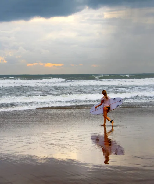 Kadın Sörfçü Gün Batımında Surfboard Ile Sahilde Yürüyüş Bali Adası — Stok fotoğraf