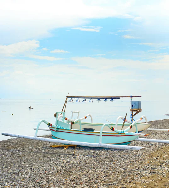 岩の多いビーチにバリの伝統的なボート アメッド バリ島 インドネシア — ストック写真