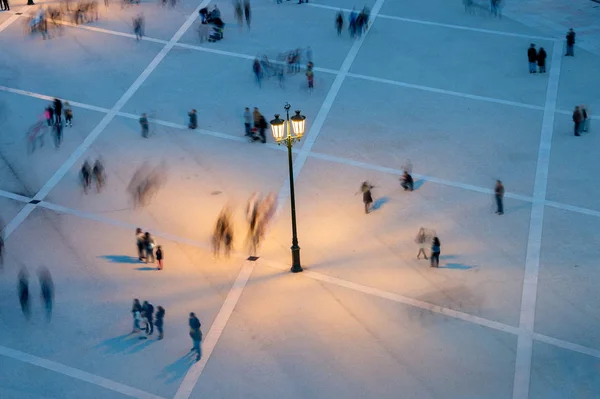 Hareket Bulanıklığı Birçok Insanın Ortak Bir Meydanda Twilight Yukarıdan Görüntülemek — Stok fotoğraf