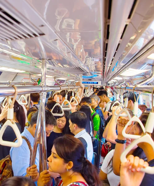 Singapur Enero 2017 Pasajeros Tren Singapur Mass Rapid Transit Mrt — Foto de Stock