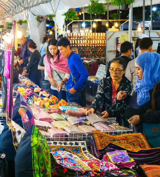 2017年1月11日 在清迈夜市的人 清迈是泰国第二大城市 著名的旅游胜地 — 图库照片