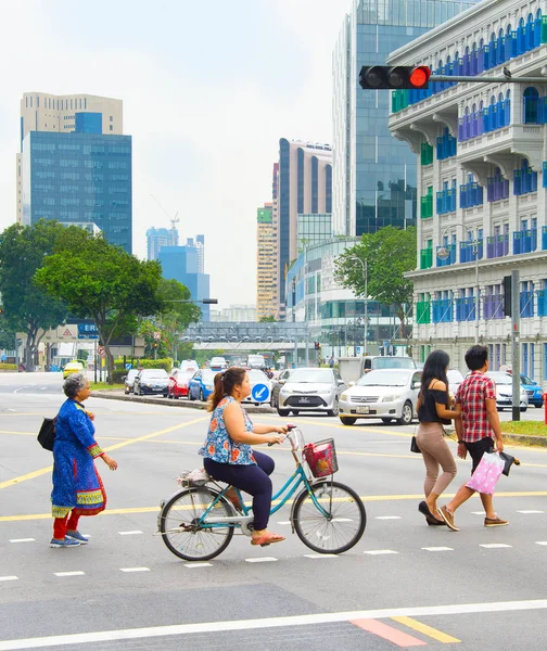 Singapur Sty 2017 Ludzie Przez Jezdnię Singapurze Singapur Jest Globalnym — Zdjęcie stockowe