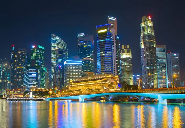 Weergave Van Singapore Downtown Core Weerspiegelen Een Rivier Bij Nacht — Stockfoto