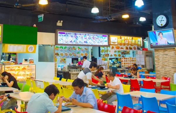シンガポールで人気のある食堂でシンガポール 2017 ほとんどのシンガポール人は外食 少なくとも 安価な食べ物の屋台が市内に多数 — ストック写真