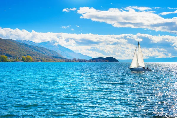 Wynajem Jachtów Jeziorze Jasny Słoneczny Dzień Ochryda Macedonia — Zdjęcie stockowe