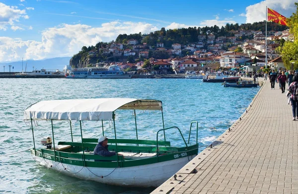 Ohrid Macedonia Ottobre 2016 Barca Turistica Attesa Turisti Sull Argine — Foto Stock