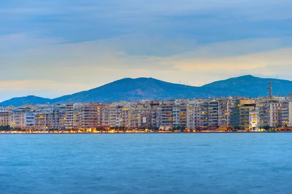 Skyline Von Thessaloniki Der Dämmerung Mit Dem Meer Vordergrund Griechenland — Stockfoto