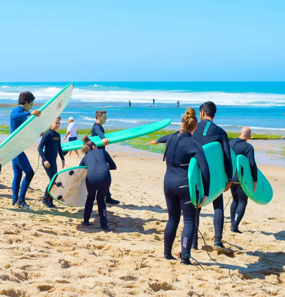 Ericeira Portugal Jul 2017 Grupo Surfistas Con Tablas Surf Que —  Fotos de Stock