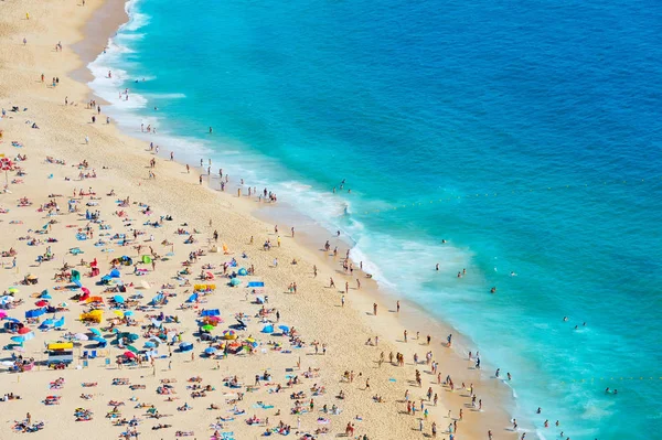 Trångt Ocean Beach Ljus Solig Sommardag Nazaré Portugal — Stockfoto