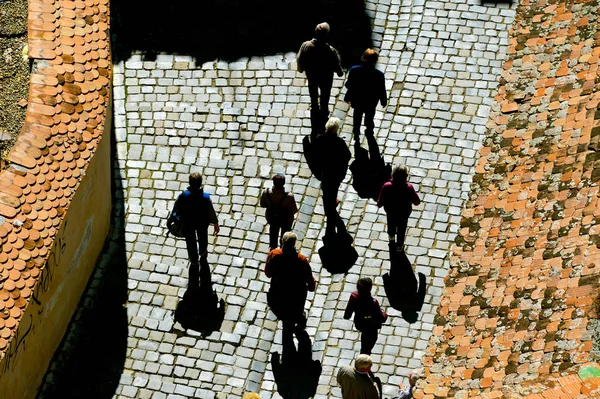 Nsanlar Eski Şehrin Kaldırım Taşı Döşeli Cadde Boyunca Hava Görünümünü — Stok fotoğraf