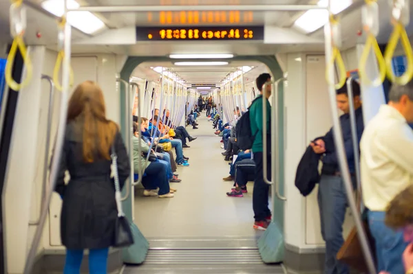 Emberek Metrószerelvényt Bukarest Románia — Stock Fotó