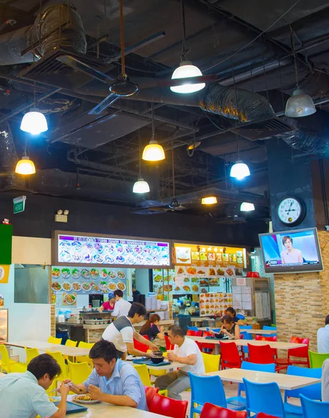 シンガポール 2017 2017 シンガポール シンガポールの名物ホールでの人々 ほとんどのシンガポール人は外食 少なくとも 安価な食べ物の屋台が市内に多数 — ストック写真