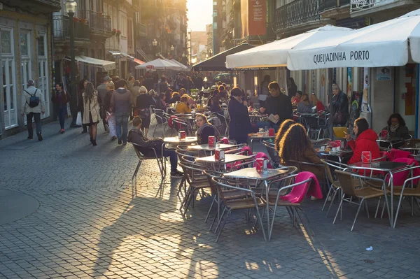 Porto Portugal November 2017 Menschen Einem Straßenrestaurant Der Altstadt Von — Stockfoto