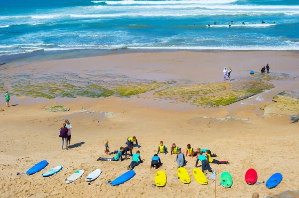 Ericeira Portugal Juli 2017 Trainer Zeigen Der Surfergruppe Wie Man — Stockfoto