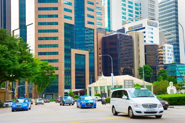 シンガポールのダウンタウンの中心でシンガポール 2017 トラフィック シンガポールは 東南アジアの有名な金融ハブ — ストック写真