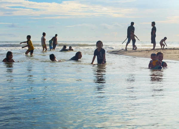 Isola Bali Indonesia Gennaio 2017 Gente Del Posto Nuota Nel — Foto Stock