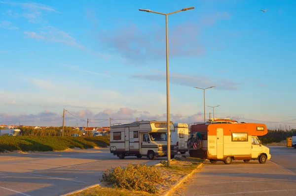 Karawana Samochodów Parking Stary Styl Vans Peniche Portugalia — Zdjęcie stockowe