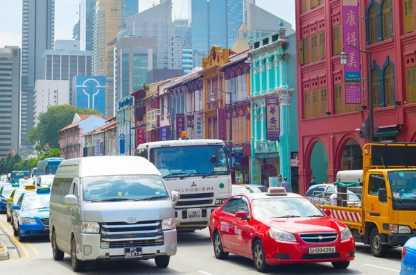 新加坡 2017年2月17日 新加坡唐人街一条路上繁忙的交通 唐人街是位于新加坡中心地区温德姆欧南区内的一个民族飞地 — 图库照片