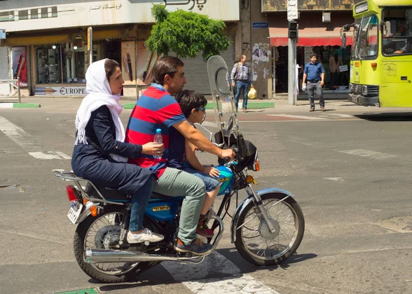 Tehran Iran Mai 2017 Famille Sur Une Moto Sur Route — Photo
