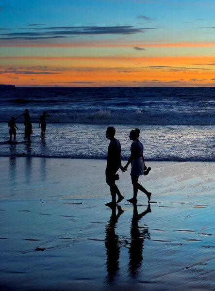 日落时分 一对夫妇 Wlak 在海边海滩上 巴厘岛 印度尼西亚 — 图库照片