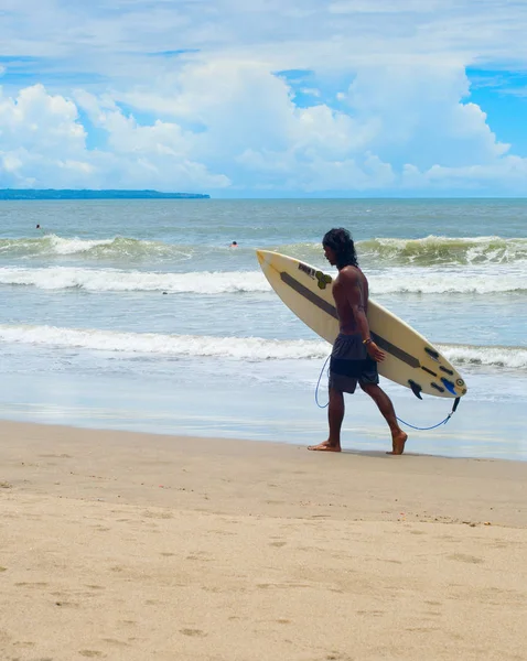 Canggu Wyspa Bali Indonezja Sty 2017 Surfer Lokalnych Chodzenie Deski — Zdjęcie stockowe