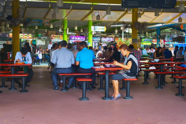 Singapur Sty 2017 Ludzie Food Court Singapurze Tanie Stragany Liczne — Zdjęcie stockowe