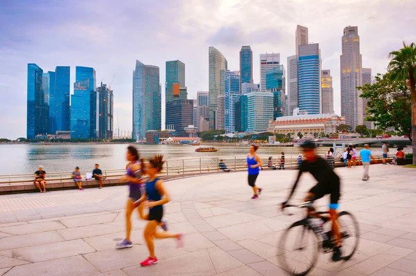 Люди Бегают Катаются Велосипеде Набережной Реки Сингапур Центр Сингапура Заднем — стоковое фото