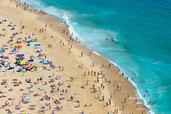 Una Folla Persone Sulla Spiaggia Dell Oceano Una Luminosa Giornata — Foto Stock