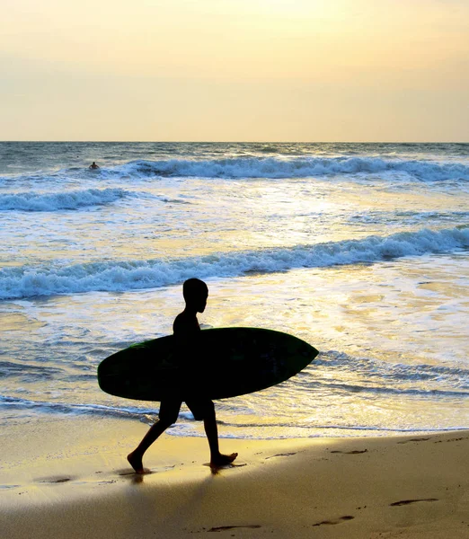 Lokala Pojke Surfer Promenader Stranden Med Surfbräda Bali Indonesien — Stockfoto