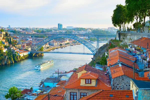 Statek Wycieczkowy Przybywa Porto Przez Rzekę Douro Portugalia — Zdjęcie stockowe