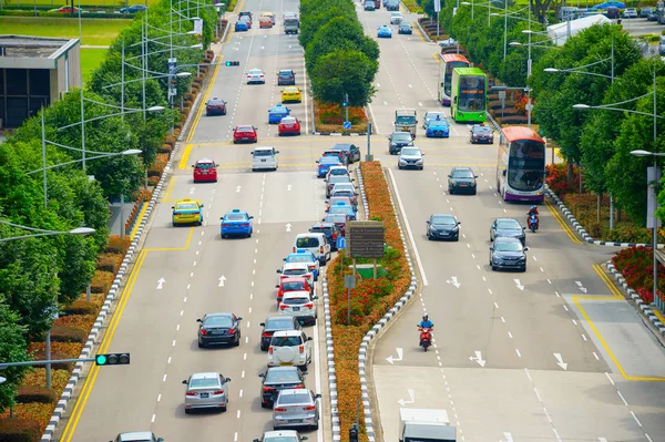 新加坡 2017年2月18日 新加坡公路交通的鸟瞰图 新加坡是亚洲主要的金融和政治城市 — 图库照片