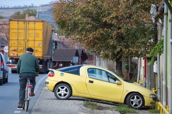 Homme Vélo Sur Une Route Dans Trafic Dangereux Lourd Roumanie — Photo