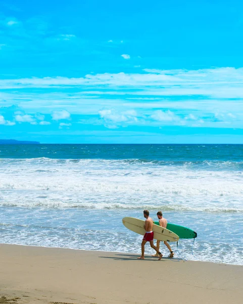 Canggu Bali Indonesien Jan 2017 Surfare Promenader Med Surfbräda Stranden — Stockfoto