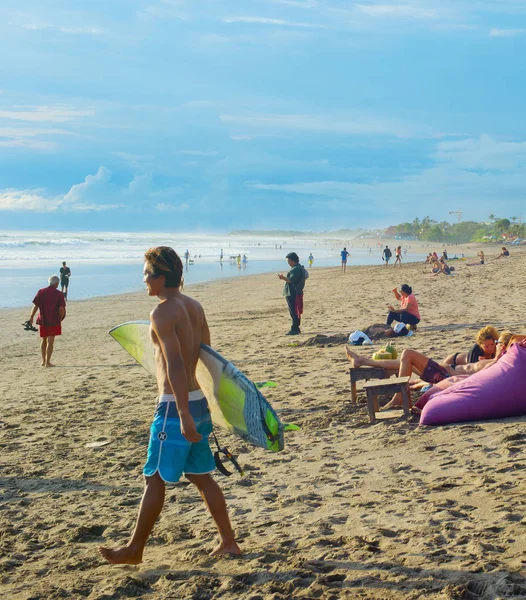 Canggu Bali Island Indonesien Jan 2017 Surfer Die Mit Surfbrett — Stockfoto