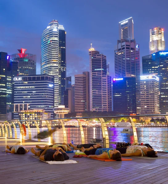 Singapore Jan 2017 People Practicing Yoga Downtown Singapore Night — Stock Photo, Image