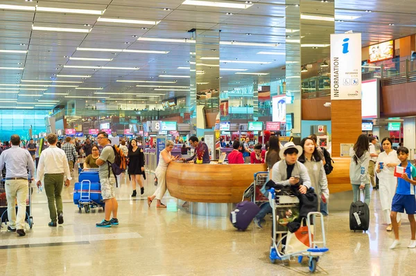 シンガポールのチャンギ国際空港のホールでシンガポール 2017 チャンギ空港に 100 毎週定期便 100 以上の航空会社が提供しています — ストック写真