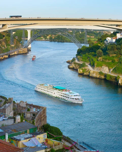 Cruiseschip Komt Door Rivier Douro Naar Porto Portugal — Stockfoto