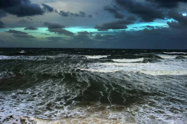 Oceano Rochoso Com Nuvens Pesadas Dia Portugal — Fotografia de Stock