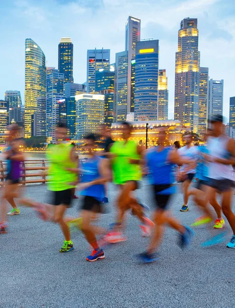 Singapur Února 2017 Skupina Běžců Singapur Plzně Pozadí Světle Budov — Stock fotografie