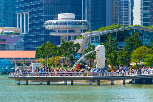 Singapur Enero 2107 Fuente Merlion Arroja Agua Frente Horizonte Singapur — Foto de Stock