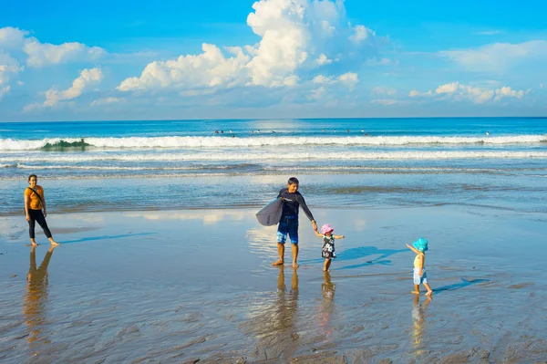 Wyspa Bali Indonezja Marca 2017 Surfers Rodziny Dziećmi Plaży — Zdjęcie stockowe
