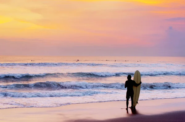 Silhouet Van Surfer Strand Met Surfboard Zonsondergang Achtergrond — Stockfoto