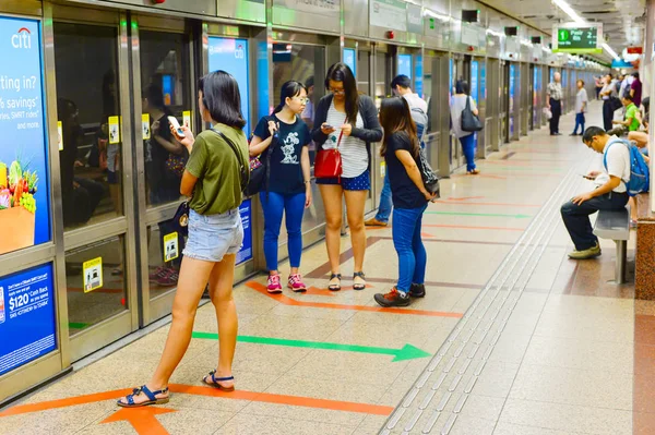 Singapur Únor 2017 Cestující Vlaku Singapore Mass Rapid Transit — Stock fotografie