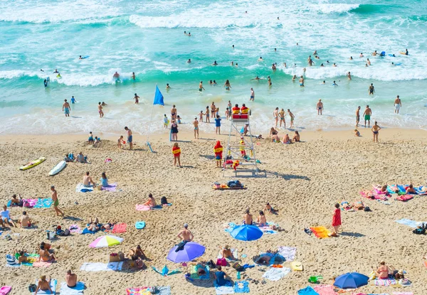 バレアル ポルトガル 2017 オーシャン ビーチ 有名な観光地でくつろぐ人々 — ストック写真