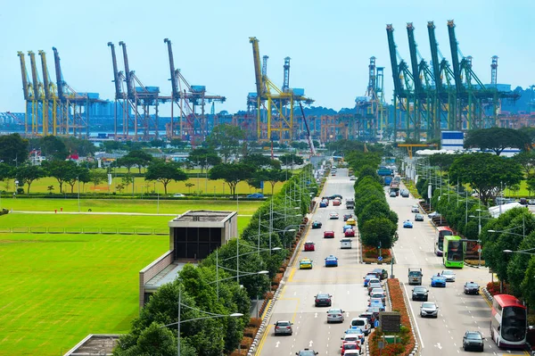 Ruchu Drogach Widok Port Przemysłowy Dźwigi Tle Niebieskiego Nieba — Zdjęcie stockowe