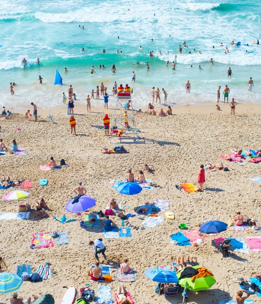 Portogallo Nazare Agosto 2017 Gente Prende Sole Sulla Spiaggia Dell — Foto Stock