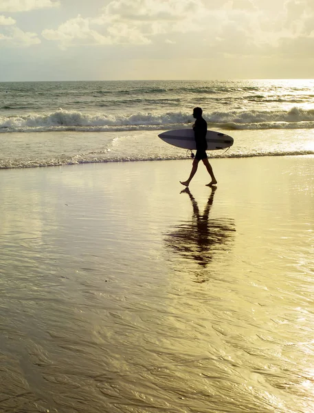 Silhouet Van Surfer Met Surfboard Lopen Van Oceaan — Stockfoto